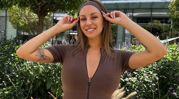 Ανδρομάχη: Ποζάρει με μαγιό και φουσκωμένη κοιλίτσα στις διακοπές της λίγο πριν γεννήσει