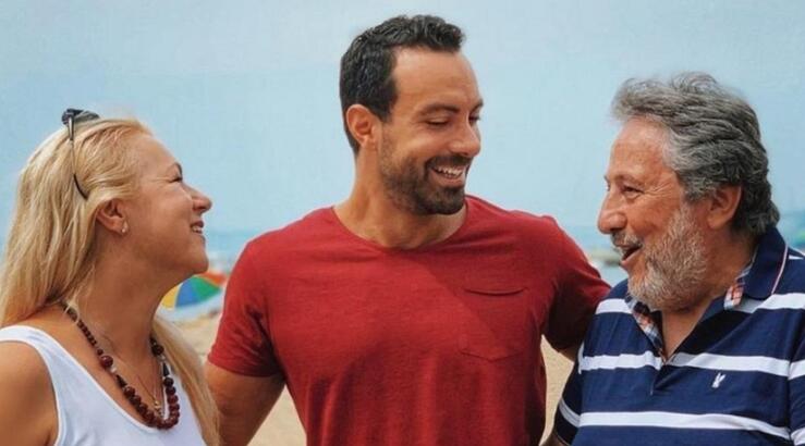 Σάκης Τανιμανίδης: "Τσάκωσε" τους γονείς του ξαπλωμένους και αγκαλιασμένους στο σαλόνι [βίντεο]