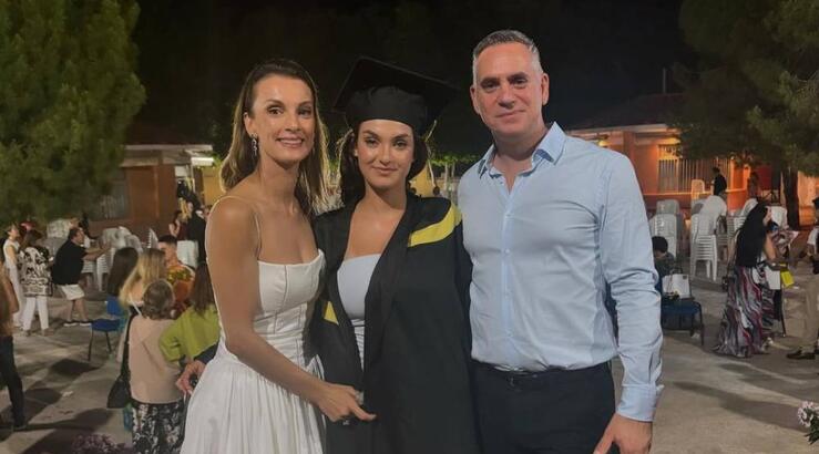 Νικόλας και Γιώτα Παπαδοπούλου: Η συγκινητική αγκαλιά στην κόρη τους στο αεροδρόμιο [εικόνα]