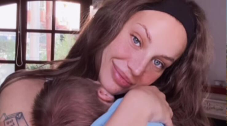 Ανδρομάχη: Αγκαλιά με τον ενός μήνα νεογέννητο γιο της έσβησε την τούρτα γενεθλίων της [εικόνα]