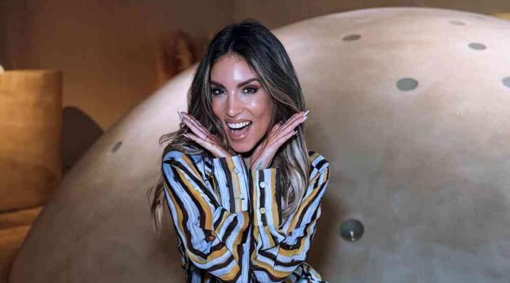 Love in Red: Το outfit της Οικονομάκου που σου δίνει inspo για glam Valentine’s εμφάνιση