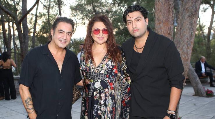 Σχοινάς – Γαρμπή: Με ασορτί birthday μπλουζάκια για τα γενέθλια του γιου τους [εικόνα]