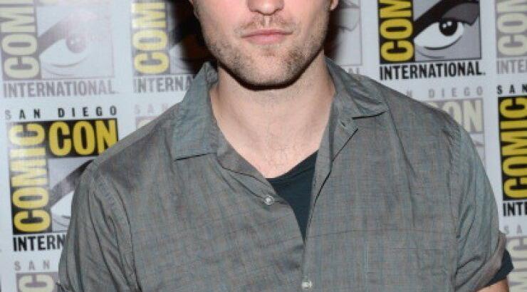 Pattinson: Το φλερτ του με μία άγνωστη ξανθιά!