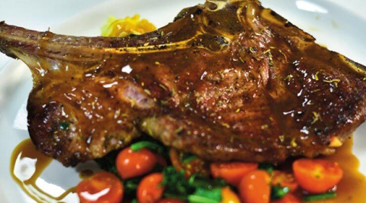 Μοσχαρίσιες κόντρα γάλακτος με τοματίνια, σπανάκι και χωριάτικο πουρέ