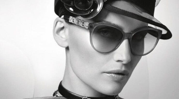H Laetitia Casta στη νέα καμπάνια Chanel Eyewear