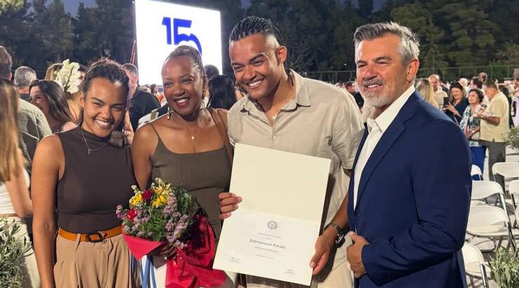 Ο Manolo πήρε το πτυχίο του – Συγκινημένη η οικογένειά του στο πλευρό του