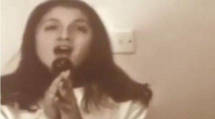 Την αναγνωρίζετε; Πασίγνωστη Kύπρια τραγουδίστρια με μικρόφωνο στα 12 της