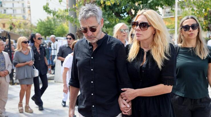 Κηδεία Ντίνου Καρύδη: Ράκος η Σμαράγδα Καρύδη πίσω από το φέρετρο του μπαμπά της