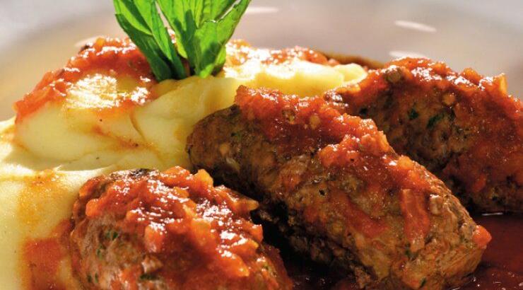 Σουτζουκάκια με σάλτσα τομάτας και πουρέ