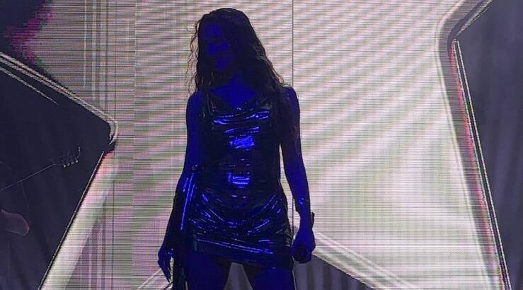 Ελληνίδα τραγουδίστρια αποκάλυψε on camera πότε και που θα γίνει ο γάμος με τον σύντροφό της [βίντεο]