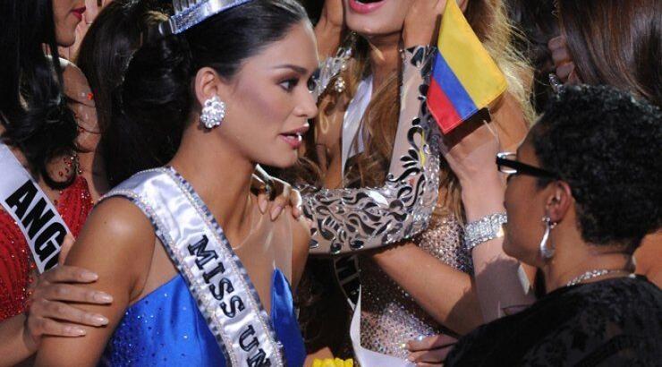 Δεν γίνεται αυτό που συνέβη στο "Miss Υφήλιος": Η γκάφα του παρουσιαστή και η λάθος στέψη [βίντεο]