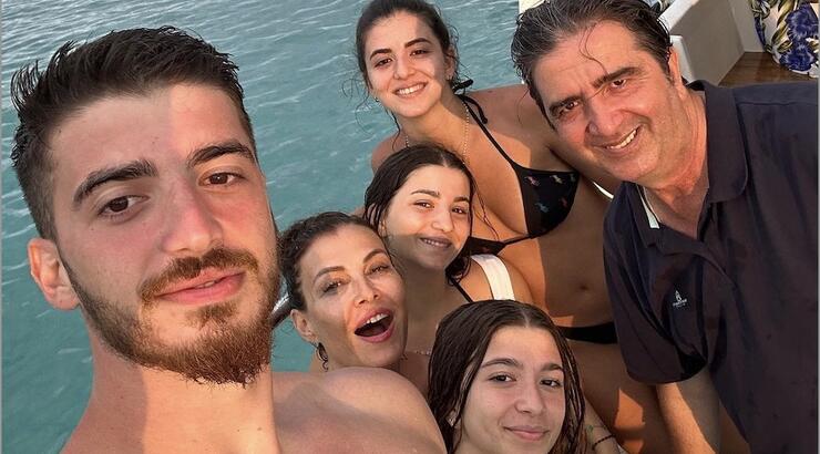 Γιώργος Τσιάκκας: Στην Αθήνα με τα παιδιά του πόζαραν με φόντο τον Παρθενώνα