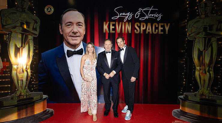 Ο Kevin Spacey παρουσίασε στην Κύπρο την πρεμιέρα του μουσικού του σόου «Songs & Stories».