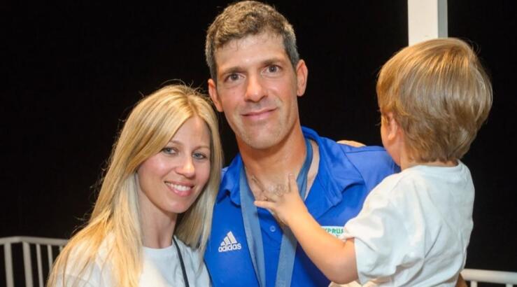 Παύλος Κοντίδης: Βουτιές στην πισίνα με τη σύζυγό και τον γιο τους [εικόνες]