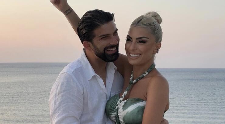 Aνδρέας Λέοντα: Τα τρυφερά δημόσια φιλιά στον λαιμό στη σύζυγο του [εικόνες]