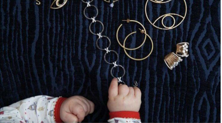 Πόσο χαριτωμένη! Η οκτώ μηνών κορούλα επώνυμης Ελληνίδας επιλεγει κοσμήματα