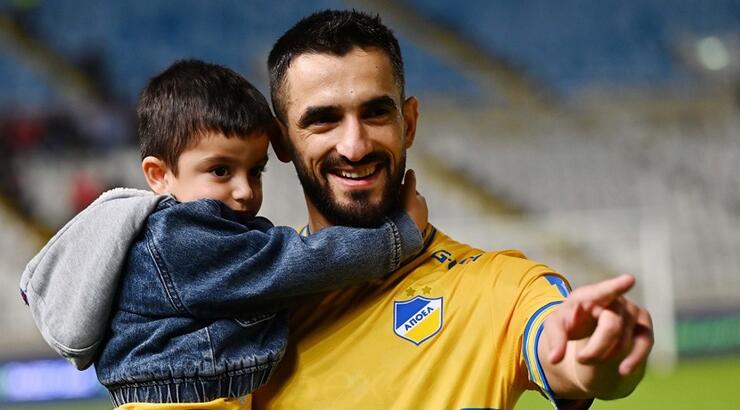 Κωνσταντίνος Λαΐφης: Πανηγύρισε τη νίκη του ΑΠΟΕΛ με αγκαλιές και φιλιά στον γιο του [εικόνες]