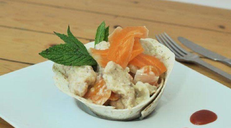 Κοτόπουλο με λαχανικά και άσπρη σάλτσα