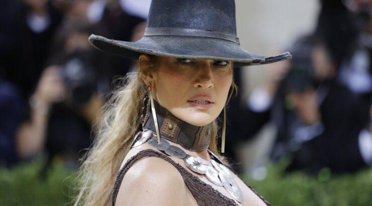 Jennifer Lopez: Με δημιουργία Έλληνα σχεδιάστη πόζαρε σε καμπάνια παγκόσμιας φωτογράφισης