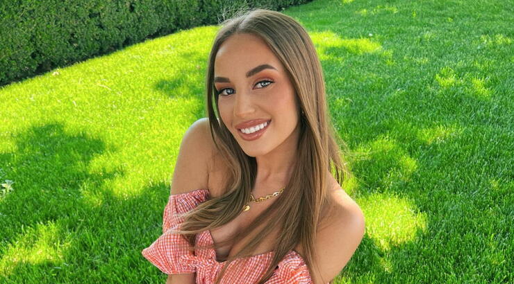 Ανδρομάχη: Ποζάρει με φουσκωμένη κοιλιά και φόντο το ομορφότερο ηλιοβασίλεμα της Κύπρου [εικόνα]