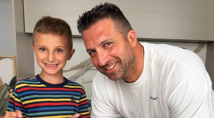 Κυριάκος Πελεκάνος: Μαγειρεύει μαζί με τον γιο του ντυμένοι ασορτί [εικόνες]