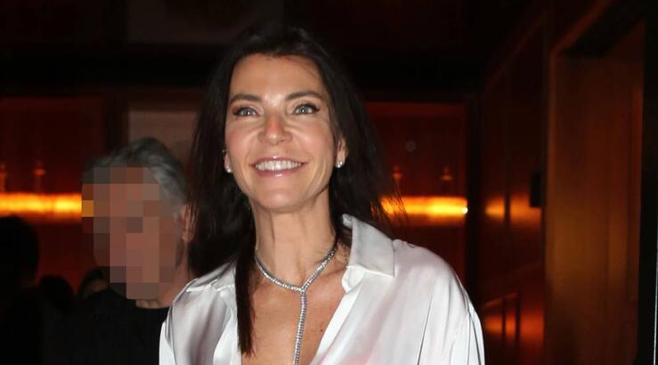 Red carpet elegance: Η Μαρίνα Βερνίκου σε μια εμφάνιση υψηλής αισθητικής