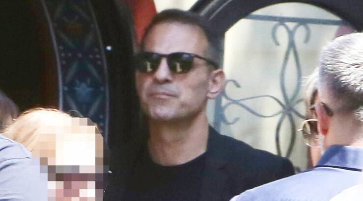 Ντέμης Νικολαΐδης: Συντετριμμένος στην κηδεία της συντρόφου του, Αλεξάνδρας Νικολαΐδου 