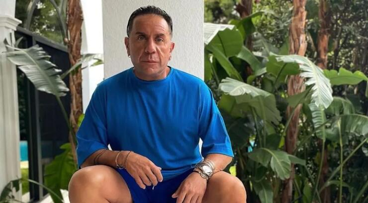 Μαζωνάκης: Πόζαρε ολόγυμνος στην παραλία - «Μη μπερδεύετε την υπομονή μου με την ανοχή»