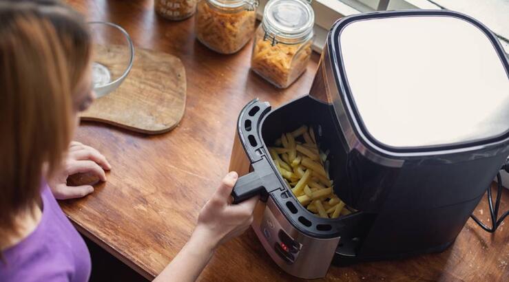 Ο γρήγορος τρόπος να καθαρίσεις το air fryer μέσα σε 10 λεπτά [βίντεο]