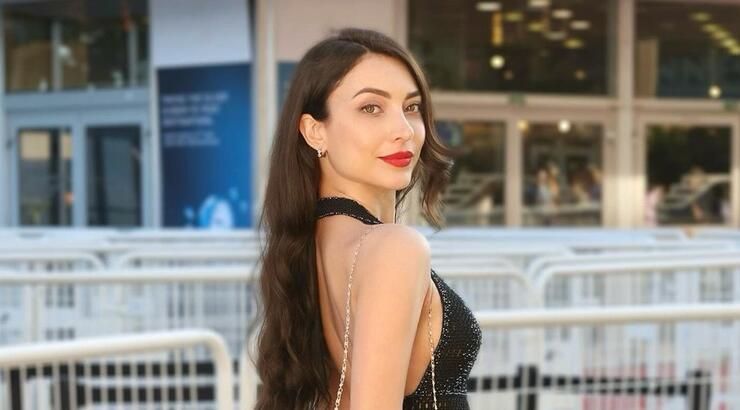 Έλενα Πιερίδου: Το βραδινό κολύμπι στη θάλασσα φορώντας το φόρεμα της [βίντεο]