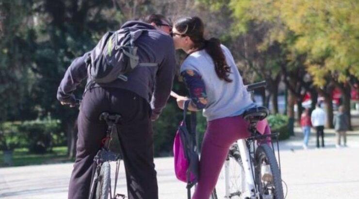 Τσάκωσαν πρώτη φορά Έλληνα ηθοποιό δημόσια με την κατά 29 χρόνια νεότερη σύντροφο του