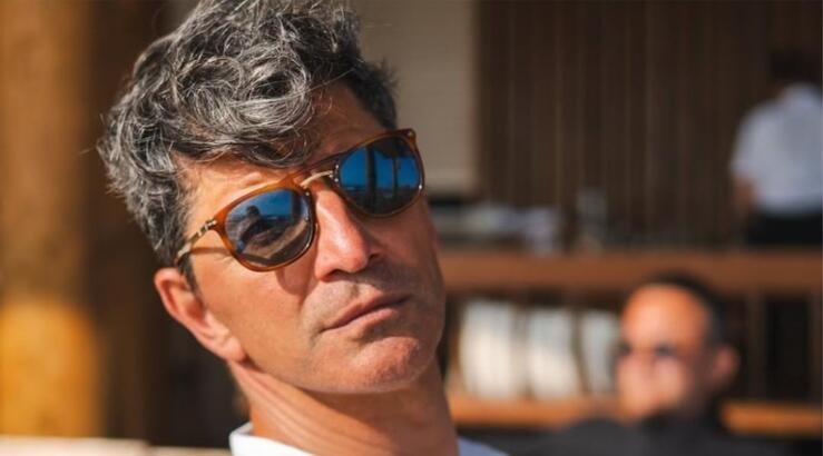 Σάκης Ρουβάς: Τον "τσακώσαμε" σε beach bar του Πρωταρά [εικόνα]