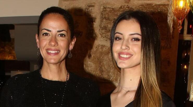 Εύη Αδάμ: «Μαγνήτισαν» τα βλέμματα κάνοντας shopping με την κόρη της Δανάη [εικόνες]