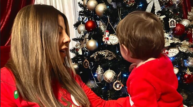 Άντζελα Δημητρίου: Στόλισε το χριστουγεννιάτικο δέντρο με την εγγονή της [εικόνες]