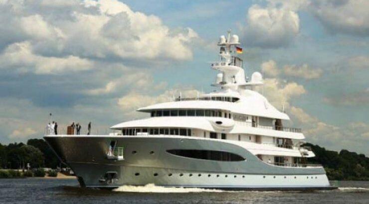 Ένας από τους πλουσιότερους ανθρώπους κάνει διακοπές στην Ελλάδα