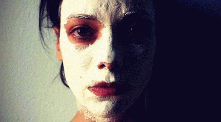 Αναγνωρίζεις την Ελληνίδα ηθοποιό πίσω από την μάσκα ομορφιάς;