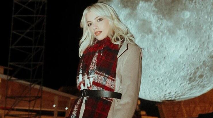 Η Άντρη Καραντώνη με ένα glam beauty look που θυμίζει άλλη εποχή