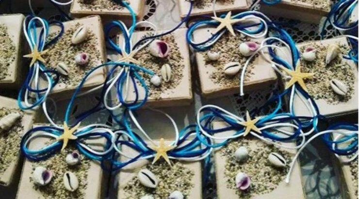 Ζευγάρι της ελληνικής showbiz ανεβαίνει τα σκαλιά της εκκλησίας και μας δείχνει τις μπομπονιέρες του γάμου!