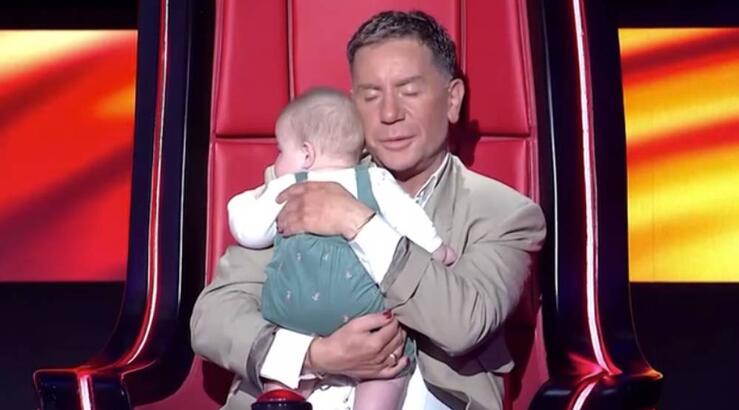 Γιώργος Μαζωνάκης: Η τρυφερή στιγμή στο «The Voice» που πήρε αγκαλιά ένα μωρό και το τάισε [βίντεο]