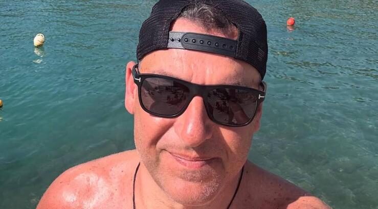 Γιώργος Λιάγκας: Βουτιές στα καταγάλανα νερά αγκαλιά με… το κορίτσι του [εικόνα]