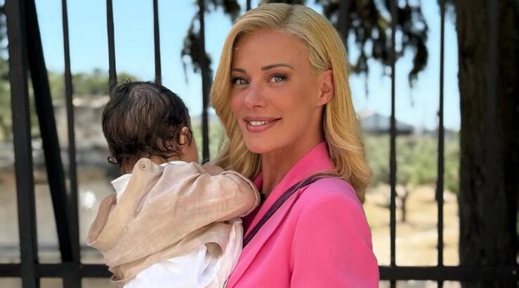 Ζέτα Μακρυπούλια: Οι τρυφερές οικογενειακές εικόνες στη βάφτιση του ανιψιού της 