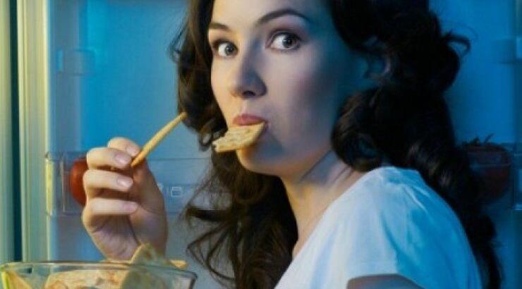 4 βραδινές συνήθειες που προσθέτουν κιλά