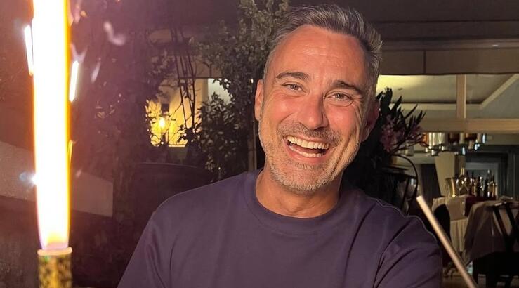 Γιώργος Καπουτζίδης: Η τρυφερή αφιέρωση που έκανε στον σύντροφό του επί σκηνής [βίντεο]