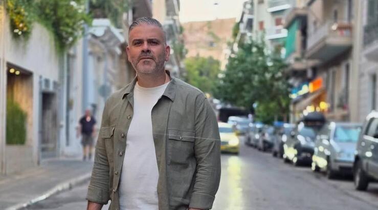 Λούης Πατσαλίδης: «Αν πάρω κείμενο που έχω γράψει το 2006 δεν παίζει σήμερα» [βίντεο]