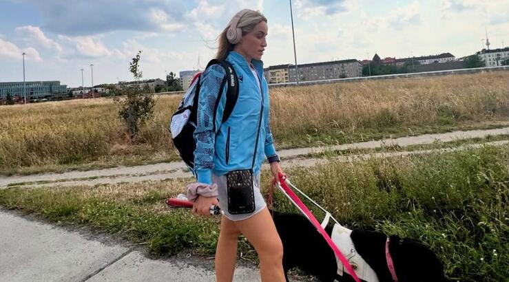 Καρολίνα Πελενδρίτου: Δεν της επετράπη η είσοδος σε ταξί με τον σκύλο οδηγό της [βίντεο]