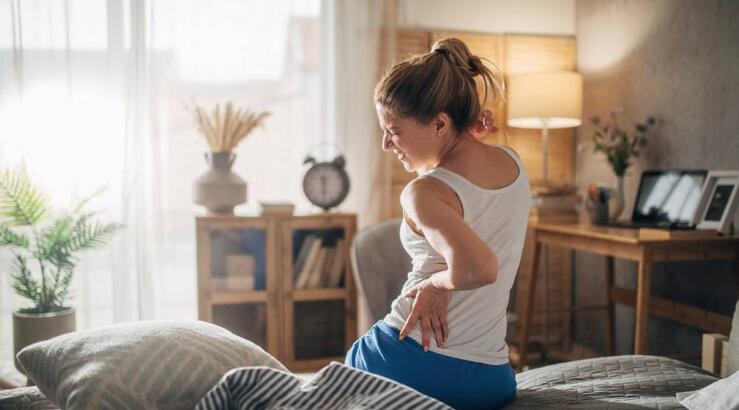 8 πράγματα που καταπονούν τη μέση το καλοκαίρι