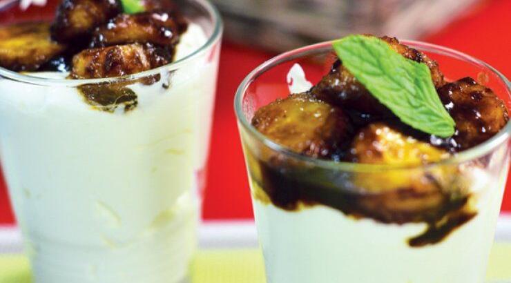 Μους γιαουρτιού με φρέσκια βανίλια και σοταρισμένες μπανάνες και κρέμα βαλσάμικου