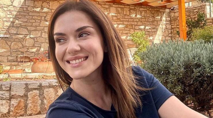 Βάσω Λασκαράκη: Τα όμορφα στιγμιότυπα στο ηλιοβασίλεμα της Σαντορίνης με την κόρη και τον σύζυγό της