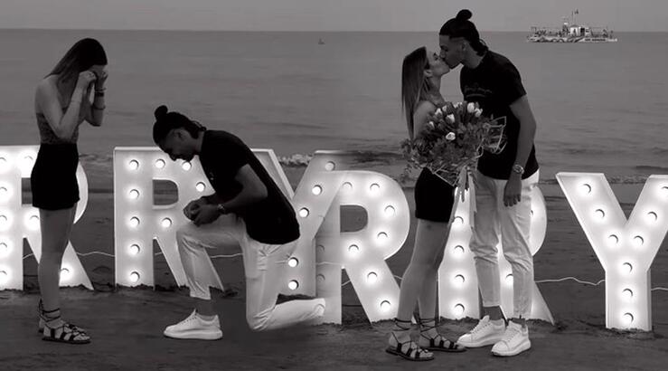 Η παραμυθένια πρόταση γάμου Κύπριου διεθνή ποδοσφαιριστή στην αγαπημένη του - Συγκινημένη του είπε το «Ναι»