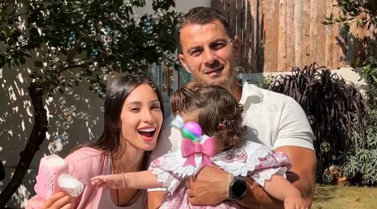 Γιώργος Αγγελόπουλος: Έσβησε τα κεράκια της τούρτας του με την σύζυγο του και την κόρη του [βίντεο]